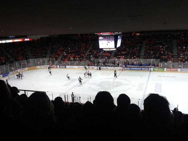 „Ice Hockey“ ist der Nationalsport in Kanada. Die Leute sind dort ähnlich verrückt nach Hockey, wie wir in Deutschland nach Fußball.